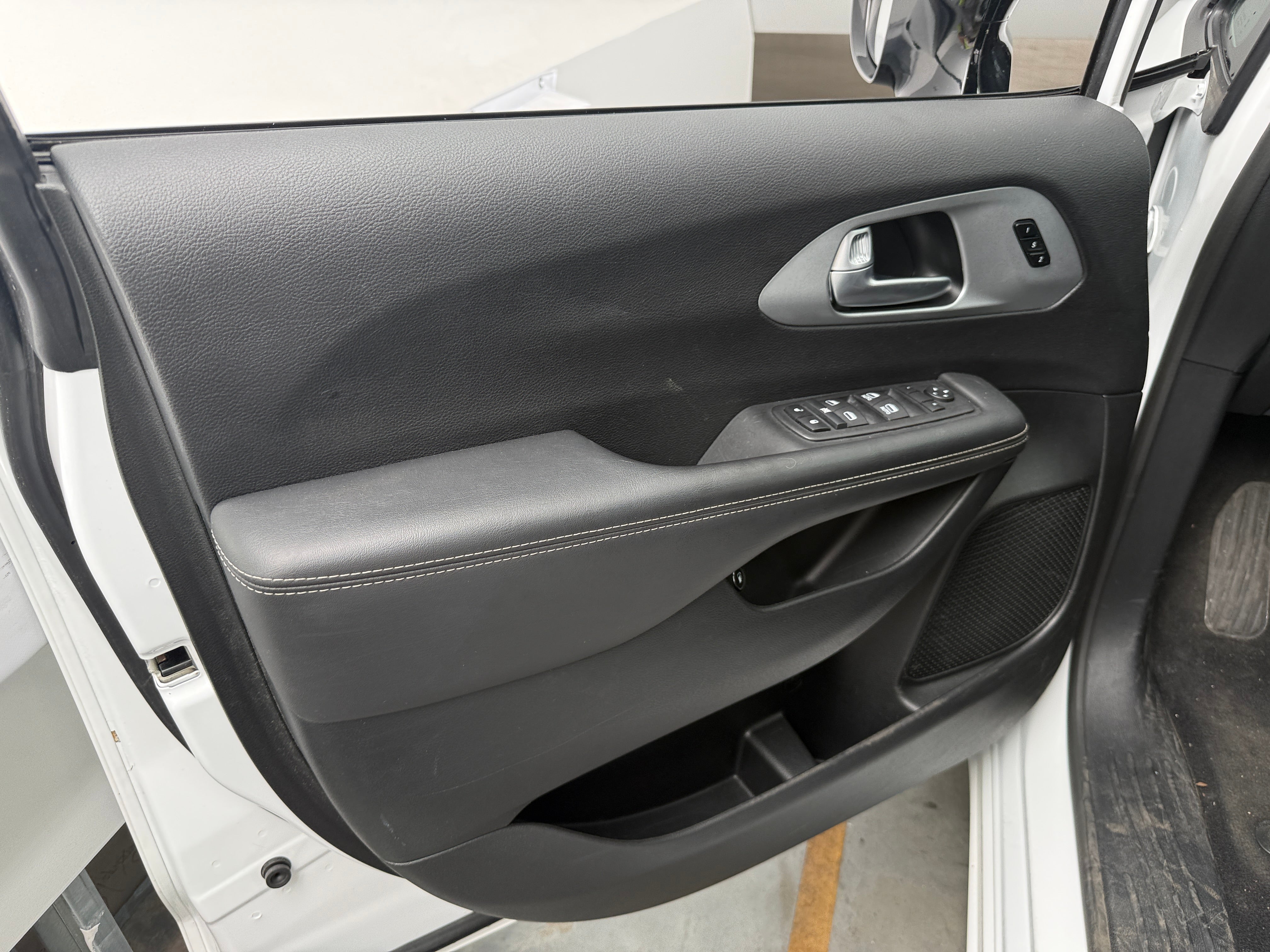 chrysler pacifica phev 2024 2C4RC1S73RR160925 image chrysler pacifica phev 2024 2C4RC1S73RR160925 image
